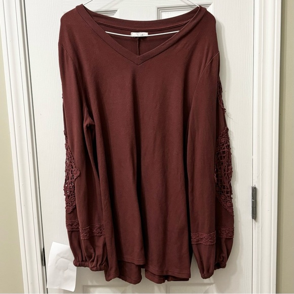 ➕ Maurices Crochet Sleeve Detail Wine Colored Fleece Top Womens Plus Size 0X - Picture 3 of 10